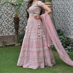 This is beautiful lehenga size Small, color light pinkish with jewellery